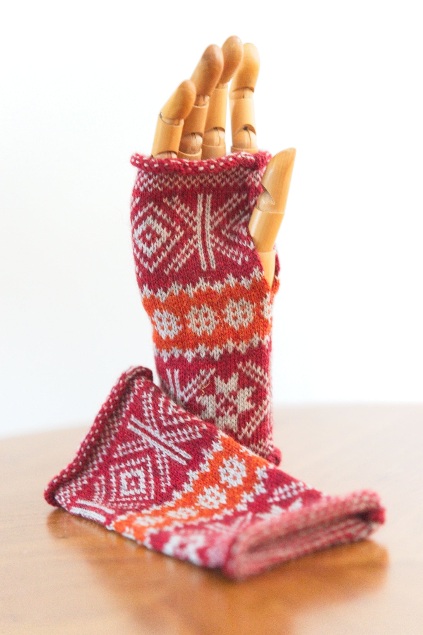 Hand Warmers - Scarlet Elfcup / Coron borffor